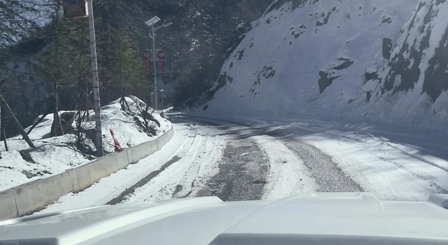 自驾穿越雪山时翻车,自驾穿越雪山时翻车视频